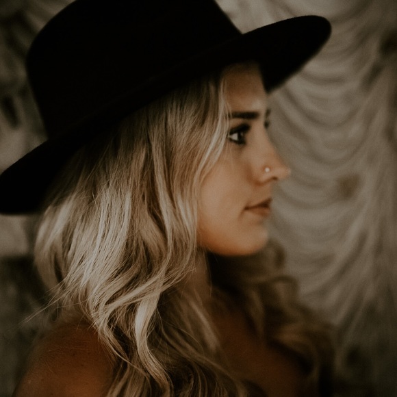 Meet your Posher, Rebecca - Picture 2 of 5